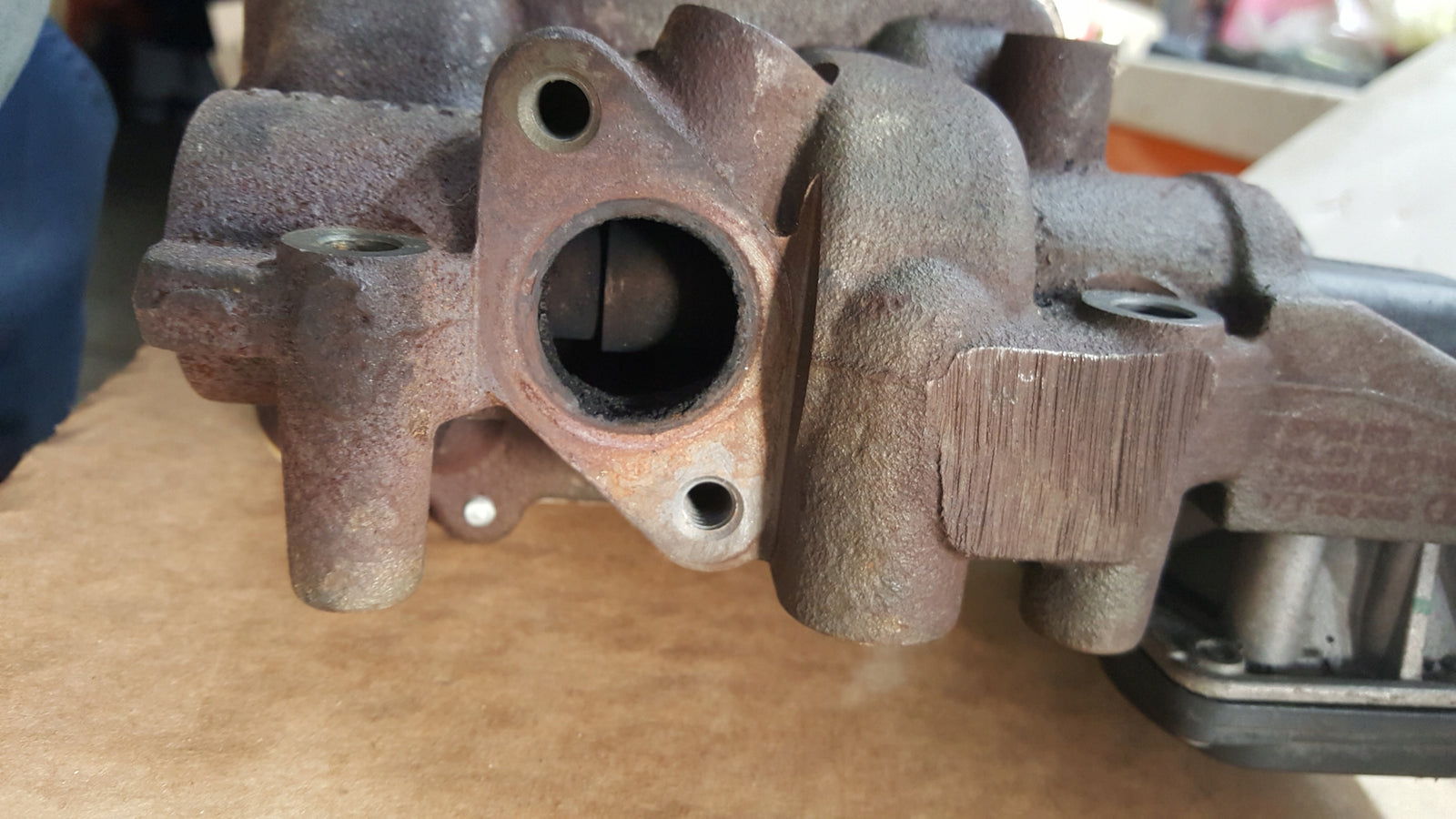 Zawór EGR chłodnica spalin VW 04L131512T demontaż