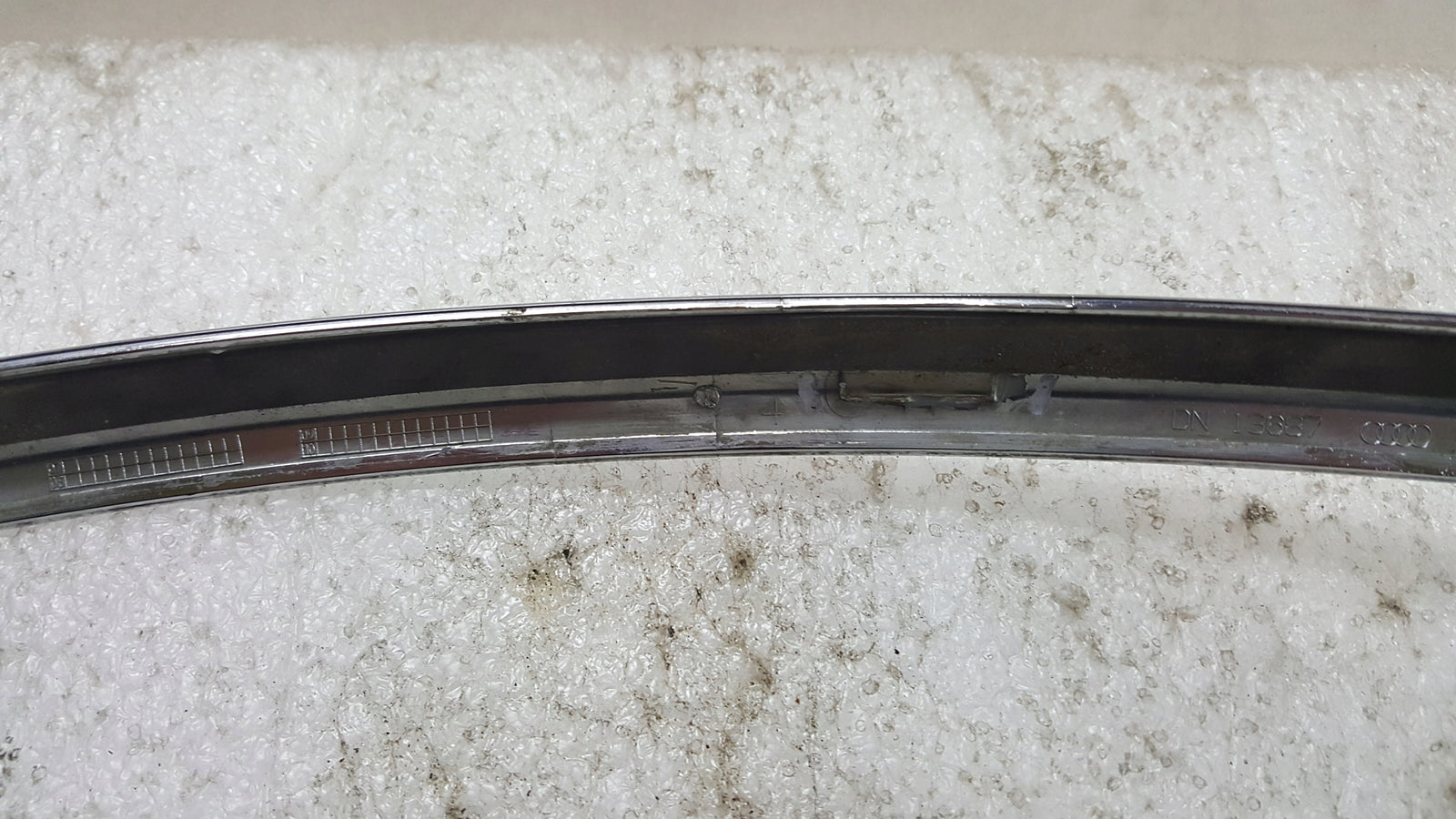 AUDI A6 C6 LIFT 08- OZDOBNA LISTWA CHROM ZDERZAKA PRZÓD LEWA 4F0853065