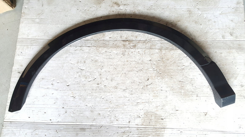 Listwa błotnika prawy tył AUDI Q2 81A853818A