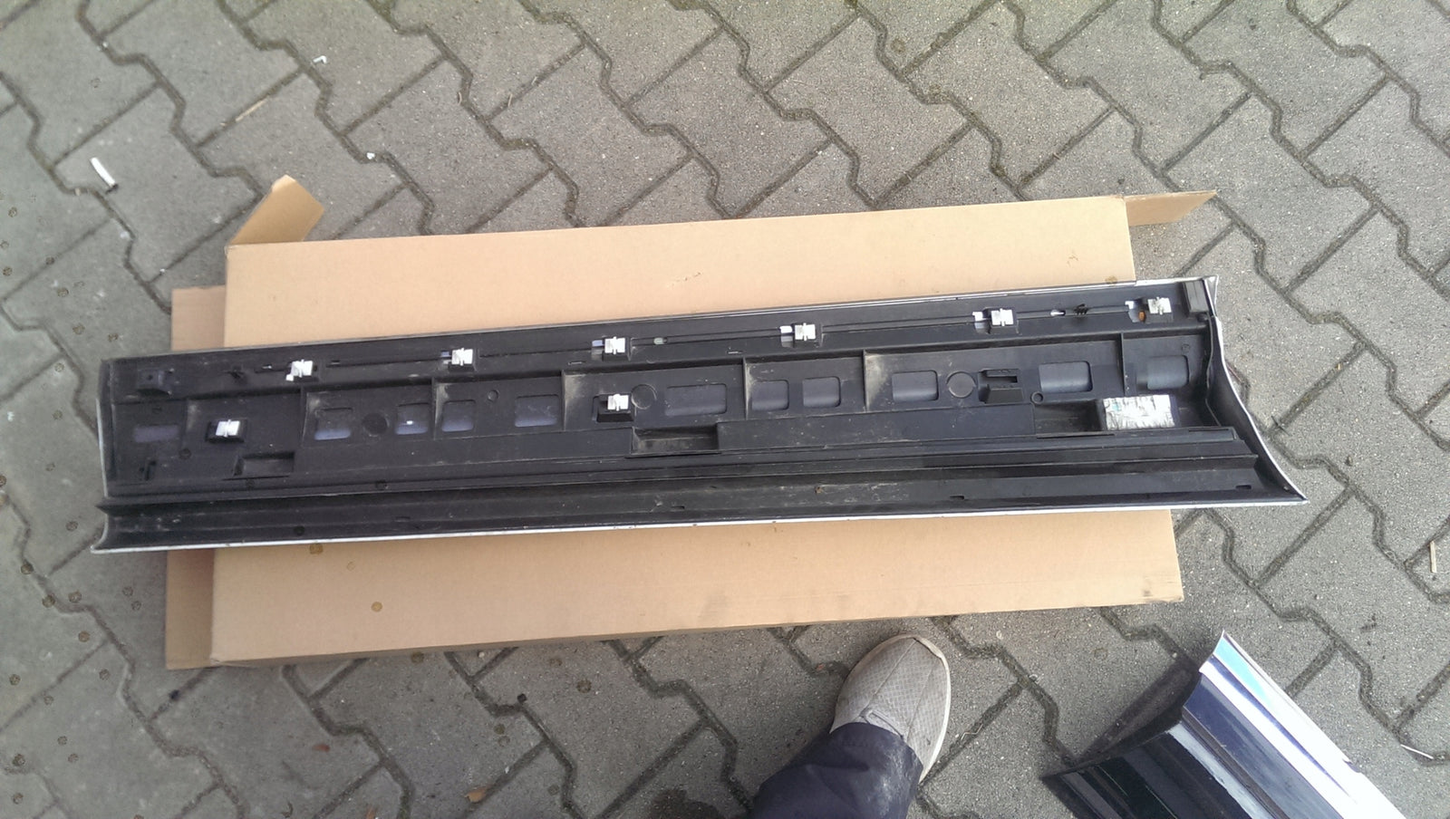 Listwa drzwi PR przód VW TOUAREG R-LINE 7P6854940J