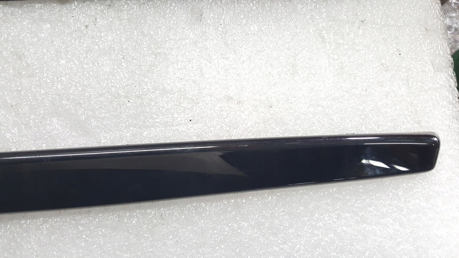 Listwy klapy bagażnika lewa + prawa strona SKODA KAROQ 57A827931 57A827932
