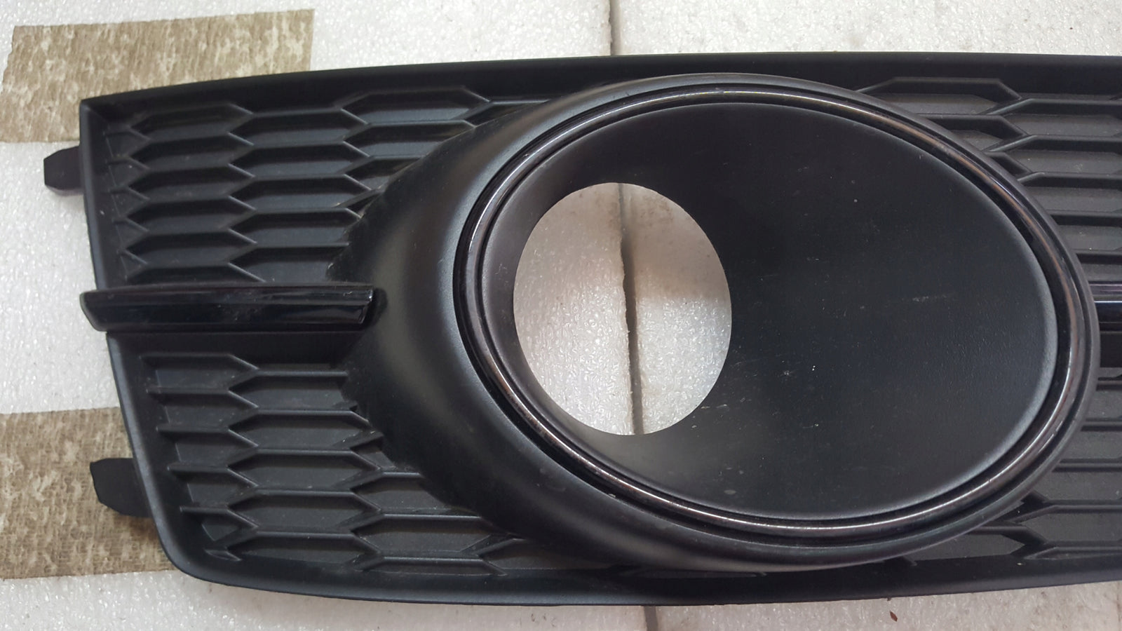 Kratka zderzaka przedniego lewa strona AUDI A6 (C7) 4G0807681AG demontaż