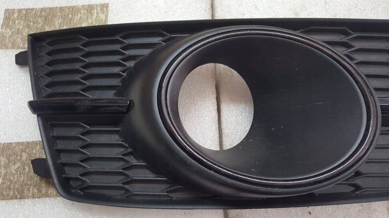 Kratka zderzaka przedniego lewa strona AUDI A6 (C7) 4G0807681AG demontaż