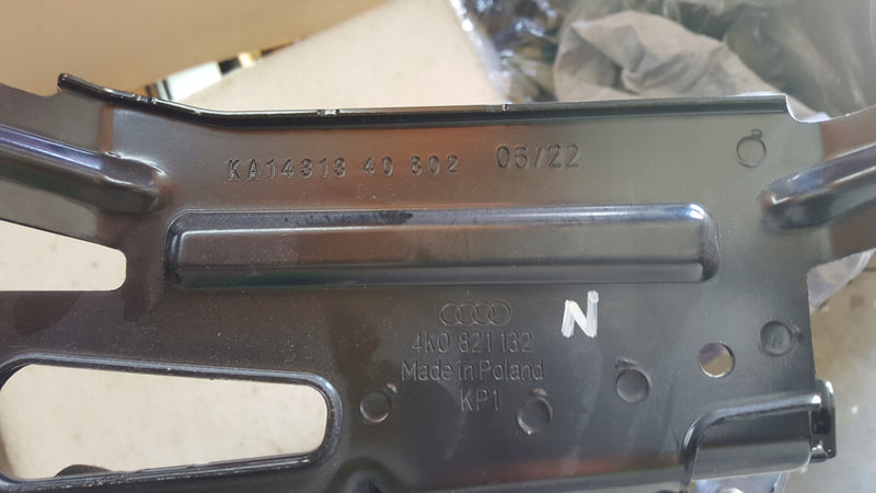 NOWY ORYGINALNY wspornik błotnika prawy przód AUDI A6 (C8) 4K0821132