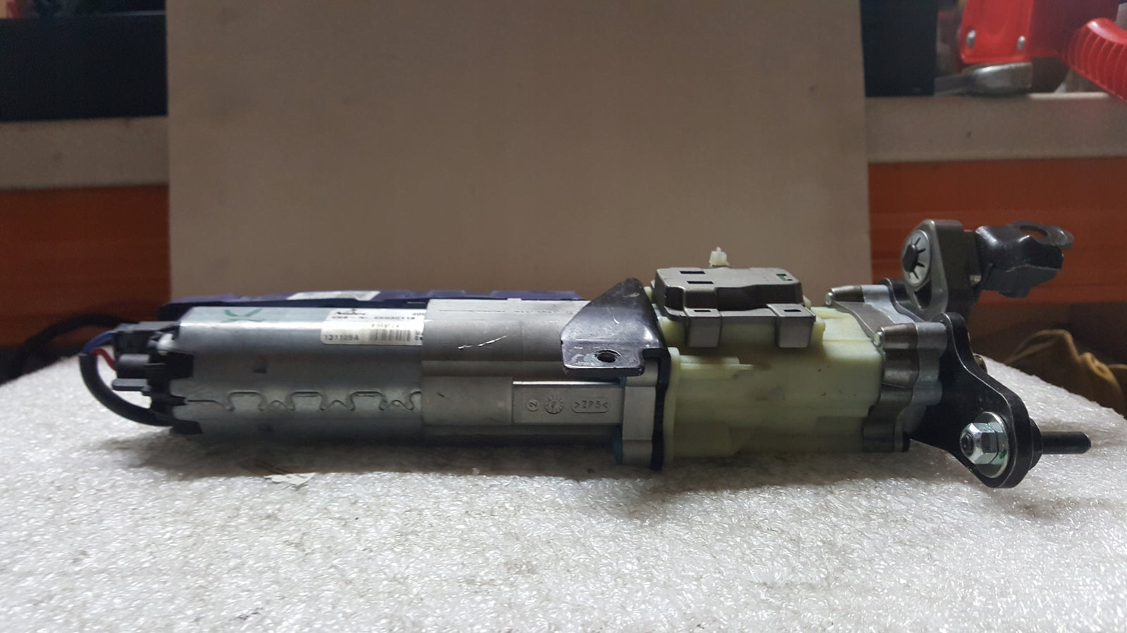 Siłownik klapy bagażnika prawa strona AUDI A4 (B8) RS4 8K9827852A demontaż