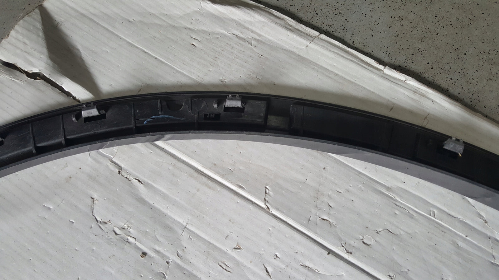 Listwa błotnika lewy przód AUDI Q5 80A853717F demontaż