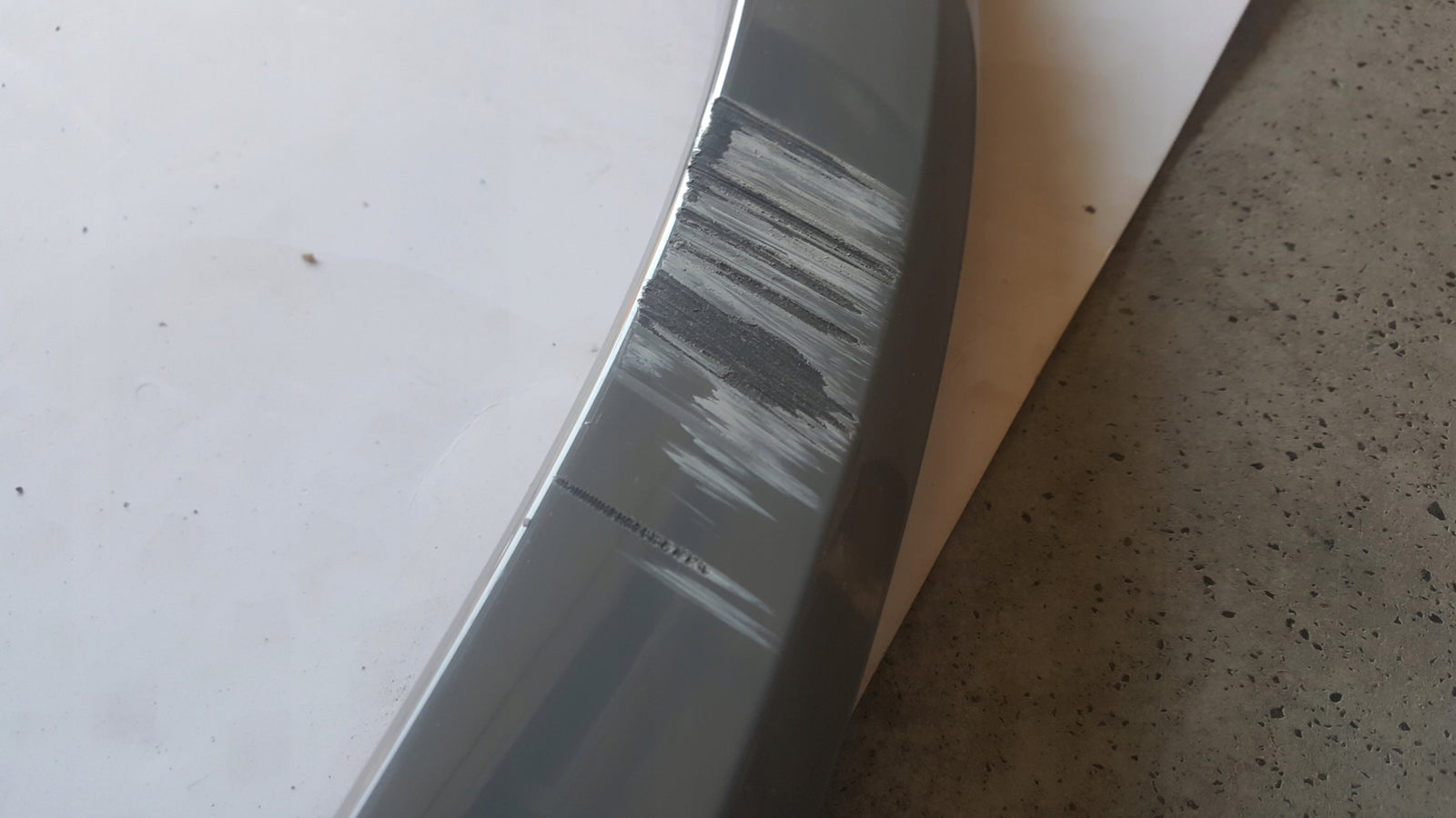 Listwa błotnika prawy przód AUDI Q7 4M0853718K demontaż
