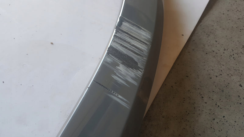 Listwa błotnika prawy przód AUDI Q7 4M0853718K demontaż