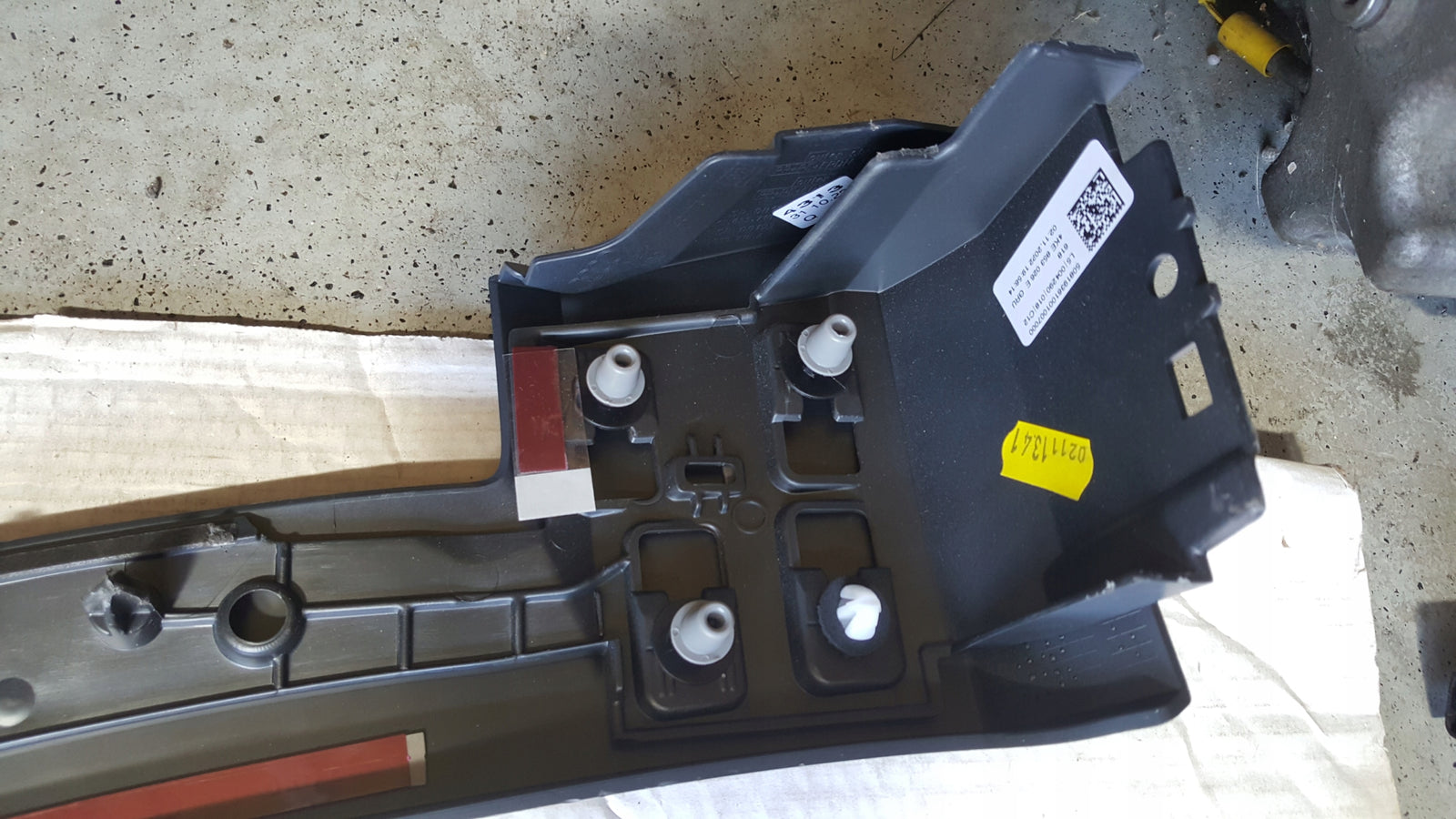 Listwa błotnika prawy przód AUDI E-TRON 4KE853718