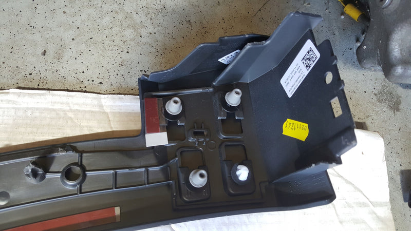 Listwa błotnika prawy przód AUDI E-TRON 4KE853718