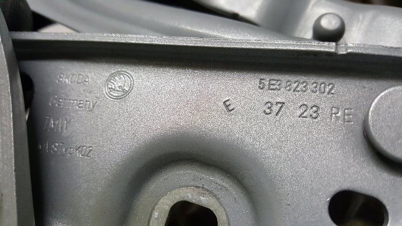 Zawias maski prawy-- SKODA OCTAVIA 5E3823302 demontaż