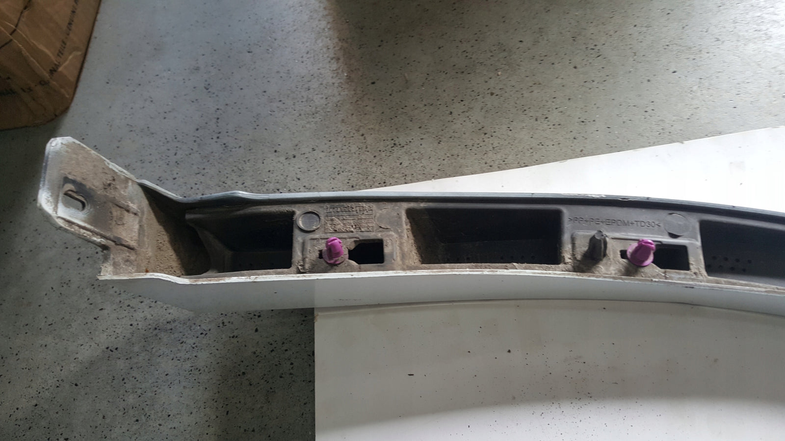 Listwa błotnika prawy tył VW TOUAREG 3 760853818C demontaż