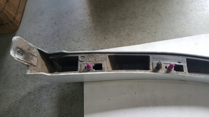 Listwa błotnika prawy tył VW TOUAREG 3 760853818C demontaż