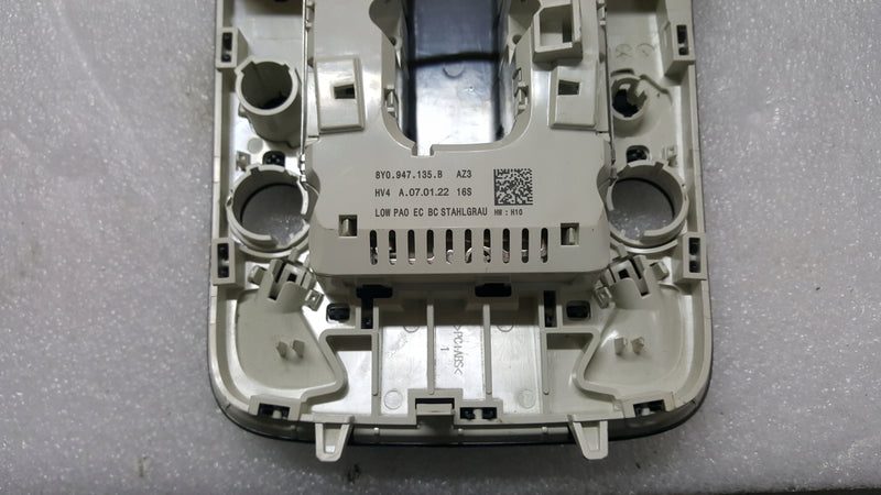 Lampka panel podsufitki AUDI A3 8Y0947135B demontaż