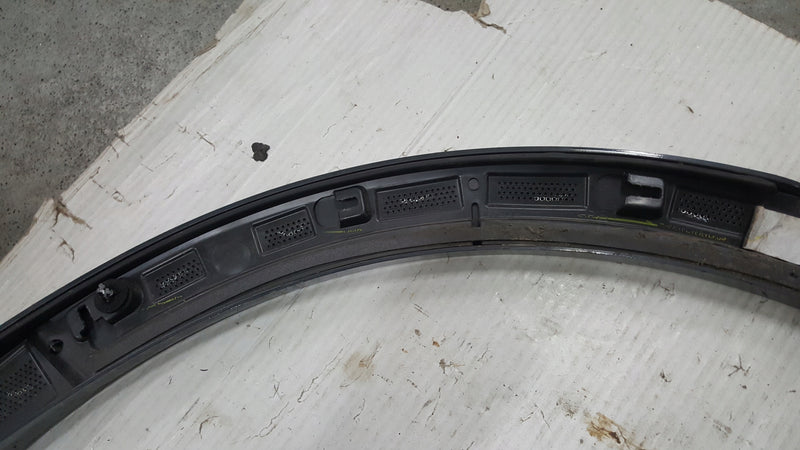 Listwa błotnika prawy tył AUDI Q3 83A853818B demontaż