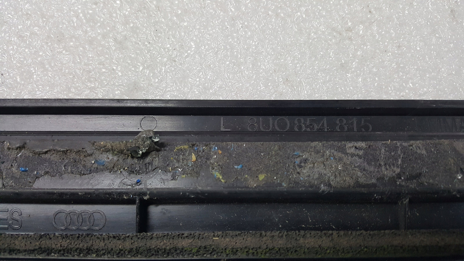 Listwa klapy bagażnika lewy tył AUDI Q3 8U0854815