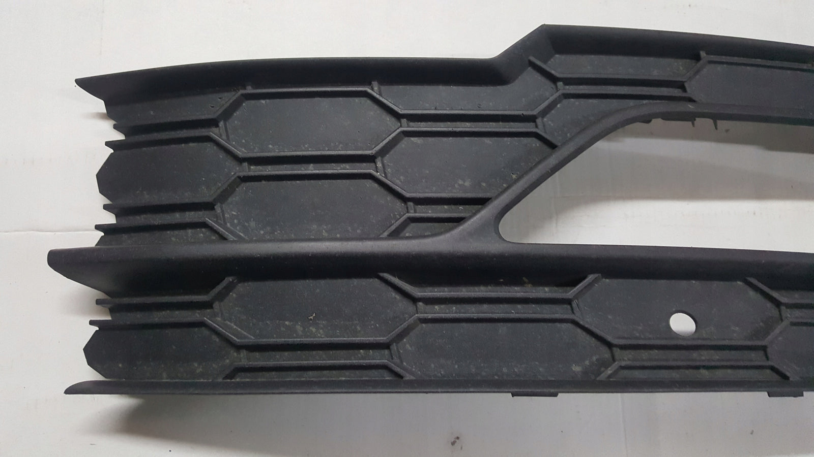 Kratka zderzaka przedniego lewa strona SKODA OCTAVIA IV 5E3807681A