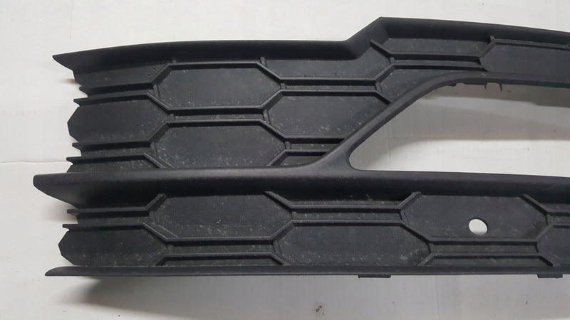 Kratka zderzaka przedniego lewa strona SKODA OCTAVIA IV 5E3807681A